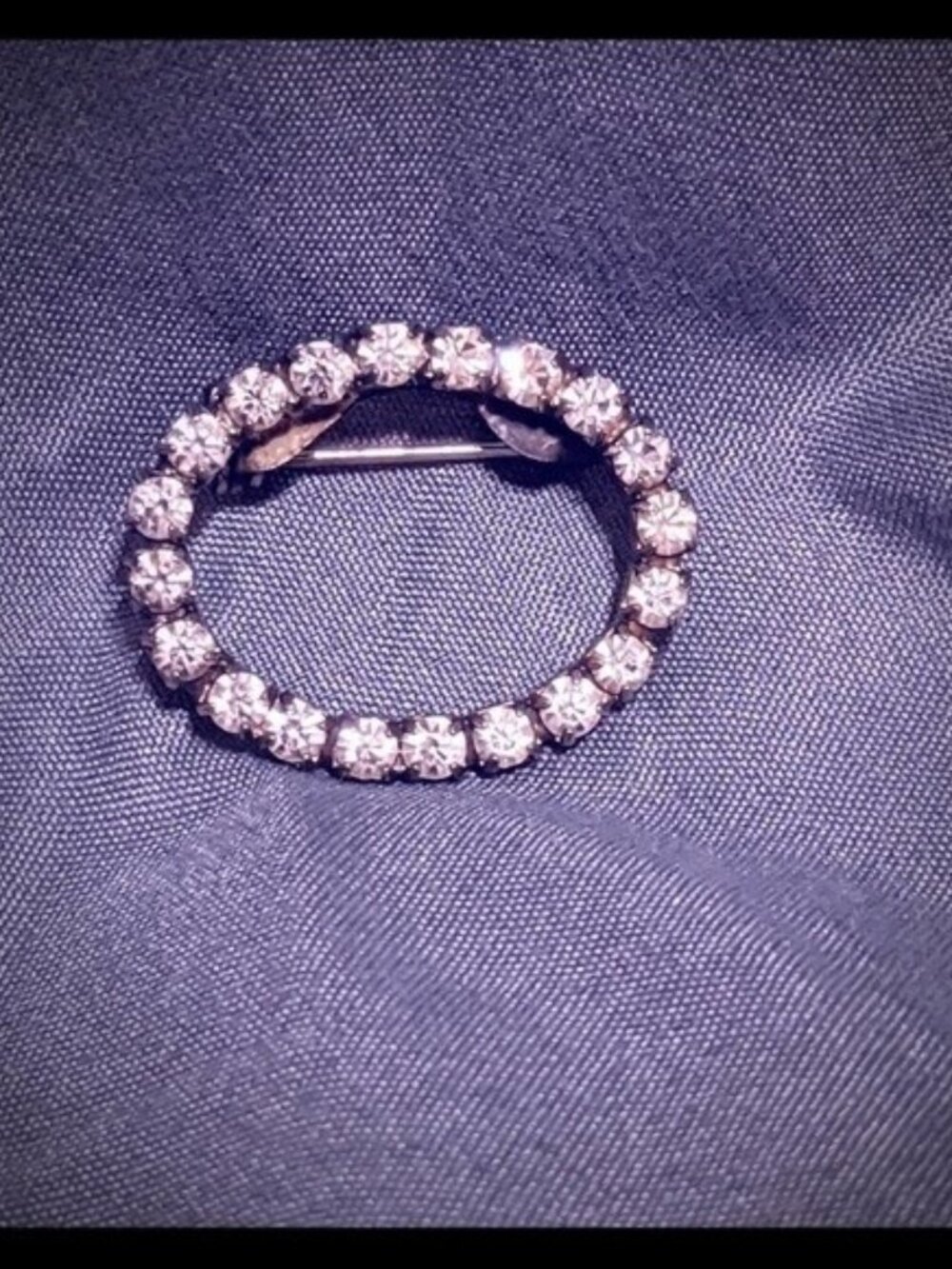Simple oval Rhinestone pin